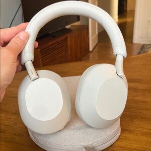 Sony Wireless Headphones with Noise Cancelling (WH-1000XM5)